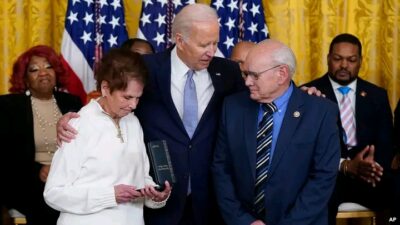 Biden in talks with two recipients of Presidential Citizens Medal at White House 