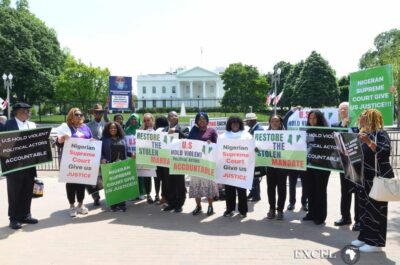 Protesters in front of White House 