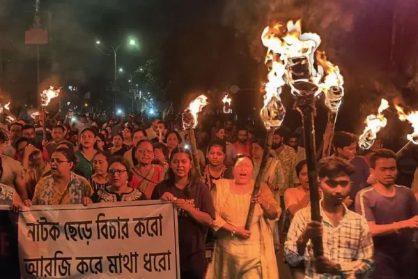 Thousands of Indian Women March in Kolkata Over Rape and Murder of Doctor