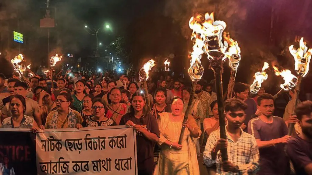 Thousands of Indian Women March in Kolkata Over Rape and Murder of Doctor